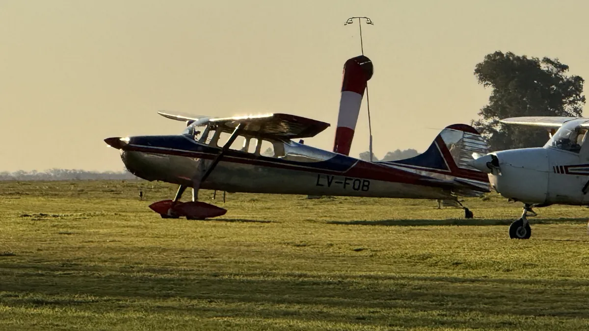 El LV-FOB estacionado en el aeródromo General Rodríguez